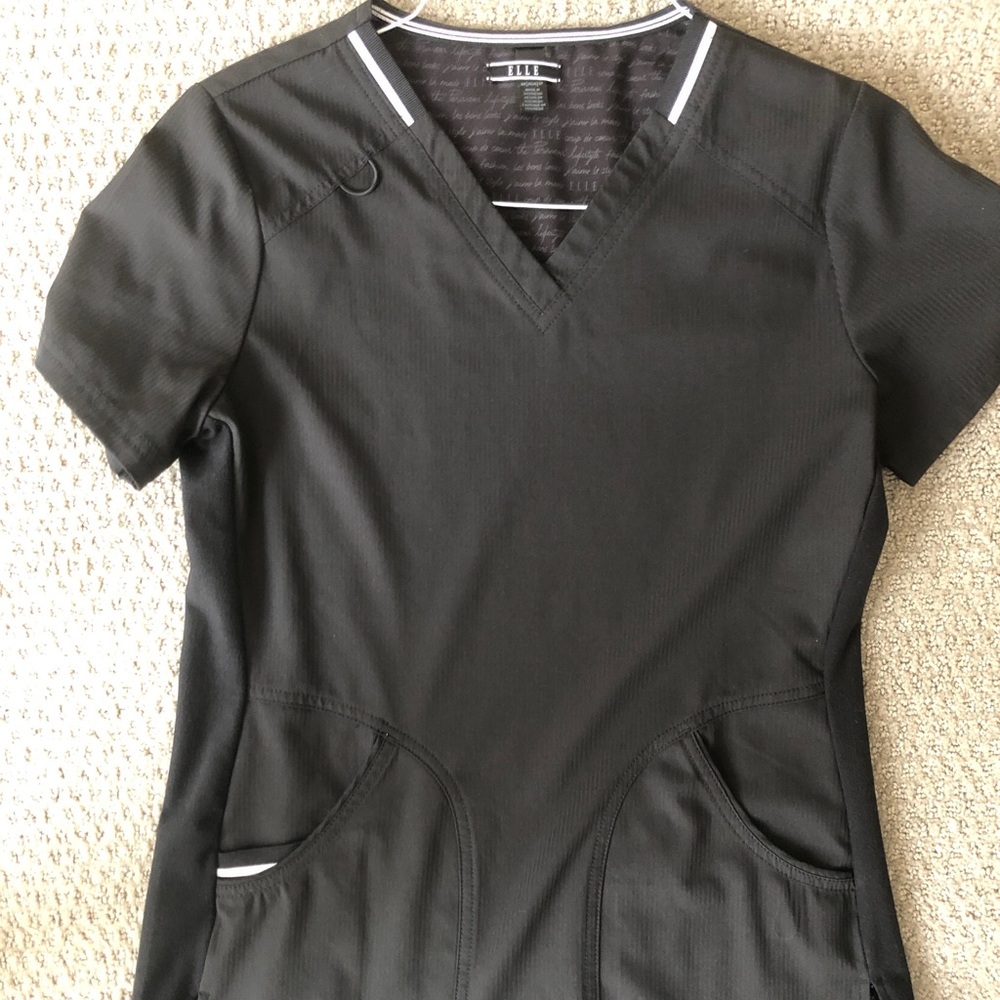 I’m selling my set of ELLE scrubs!